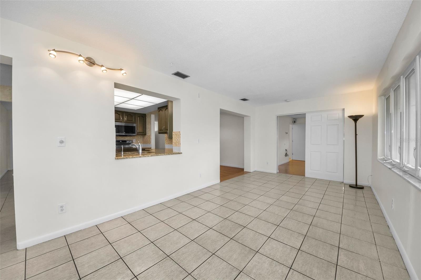 Sunroom / Florida Room / Family Room... versatile!