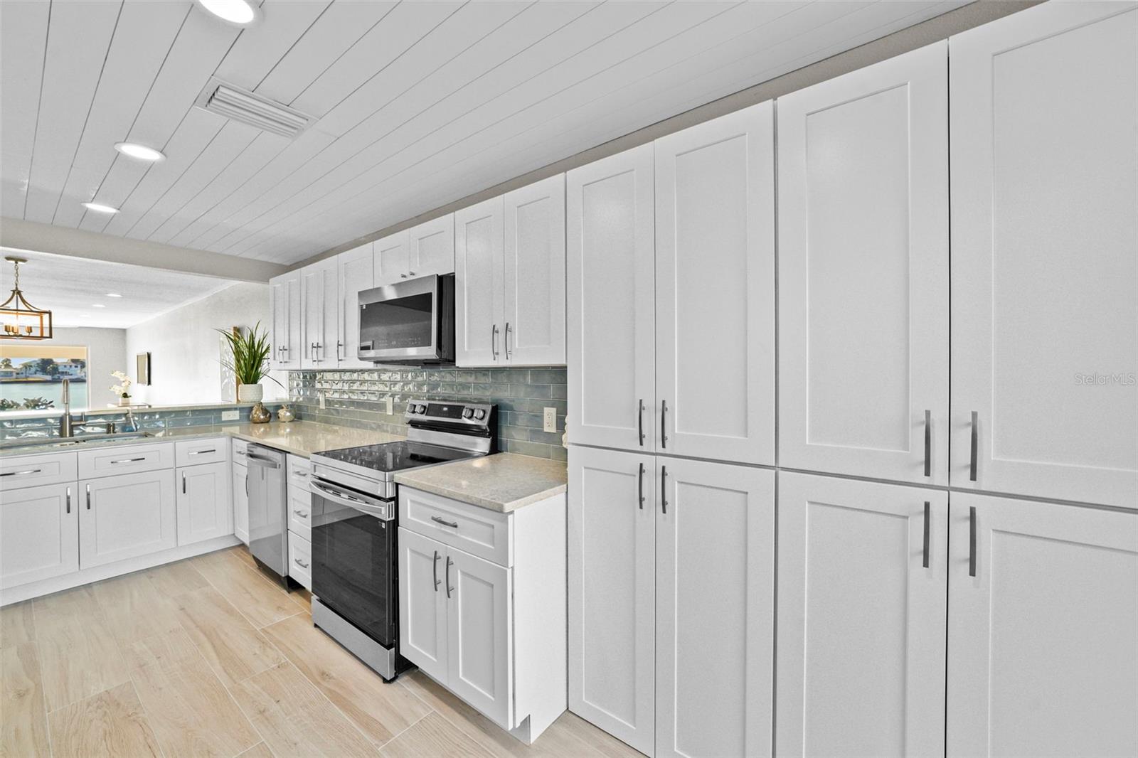 Lots of kitchen storage!