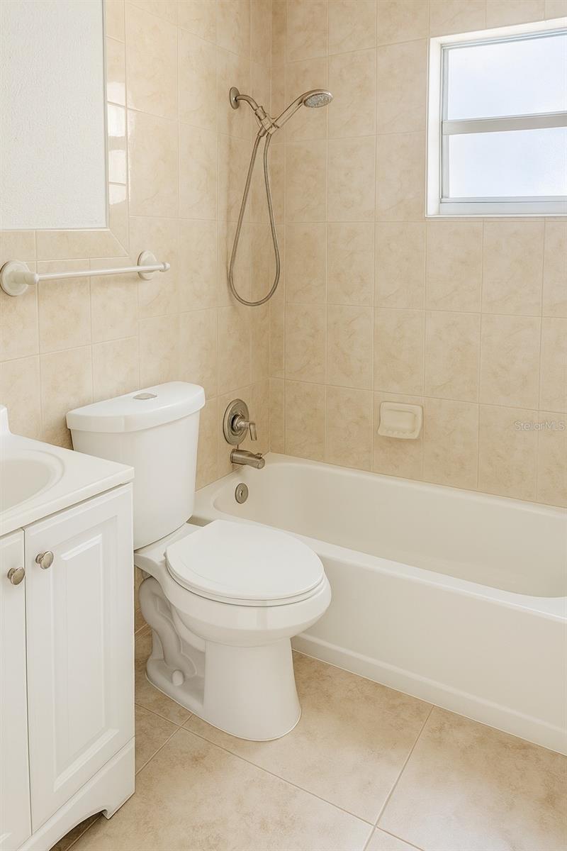 Guest bathroom with tub/shower