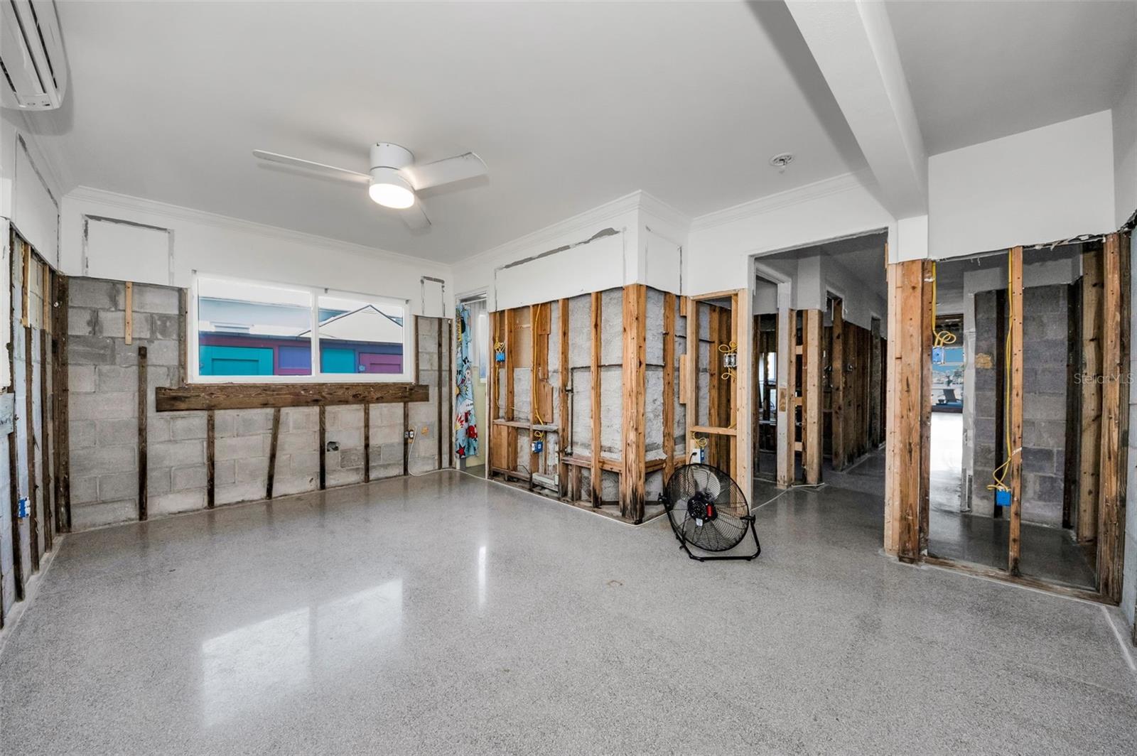 Expansive primary bedroom.
