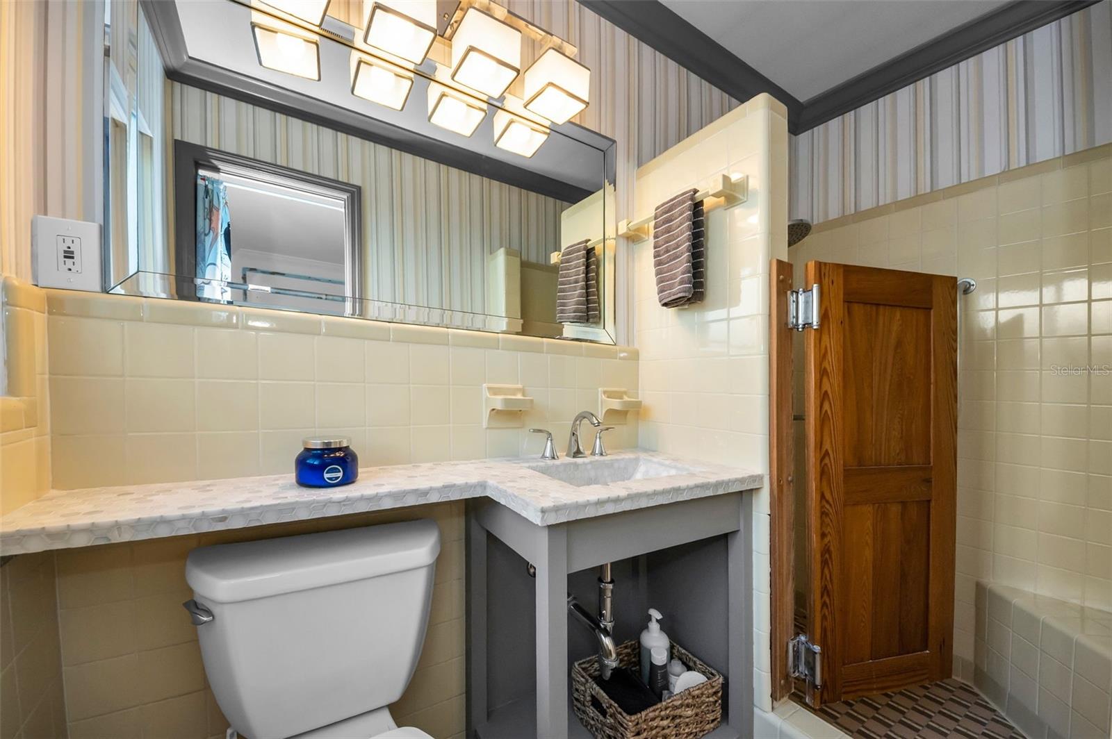 Primary en suite bathroom.