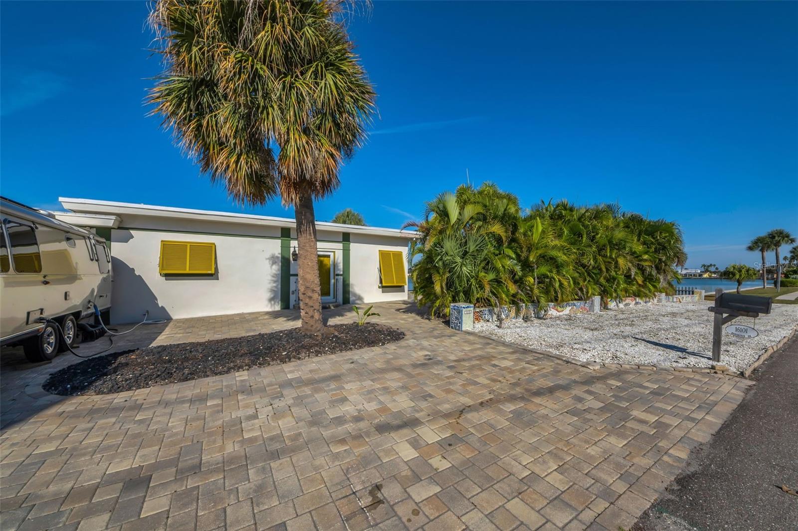 No shortage of parking here.  Let the parties begin.