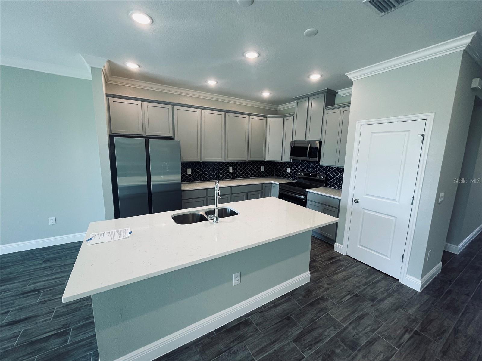 Large Island - Quartz Countertops