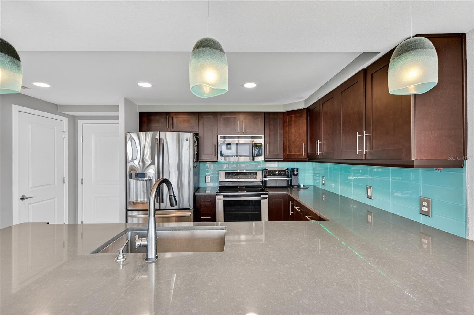 Kitchen Espresso all-wood Shaker Cabinets Glass back splash