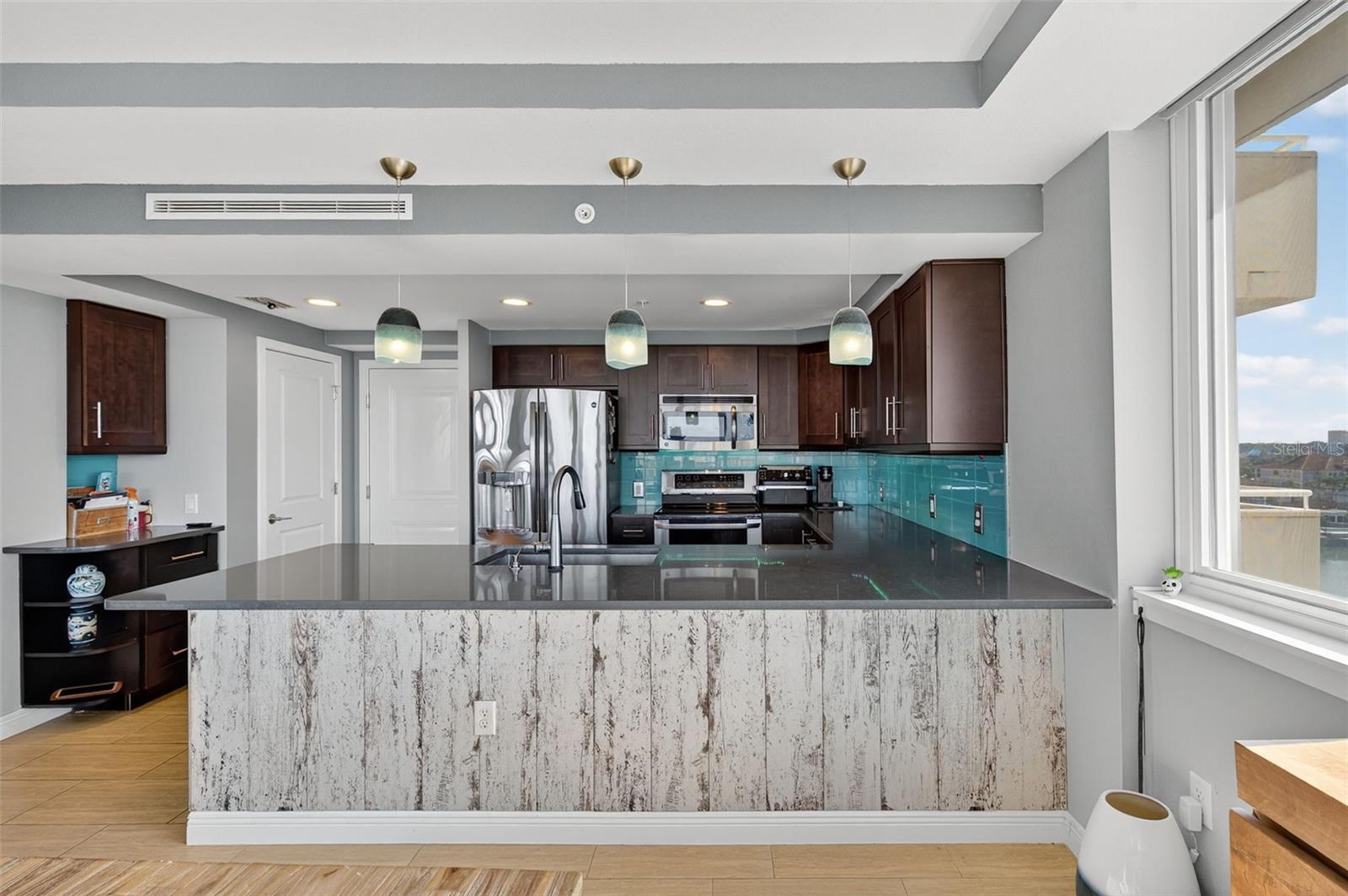 Kitchen w Peninsula Bar seating LED under counter Ligthing