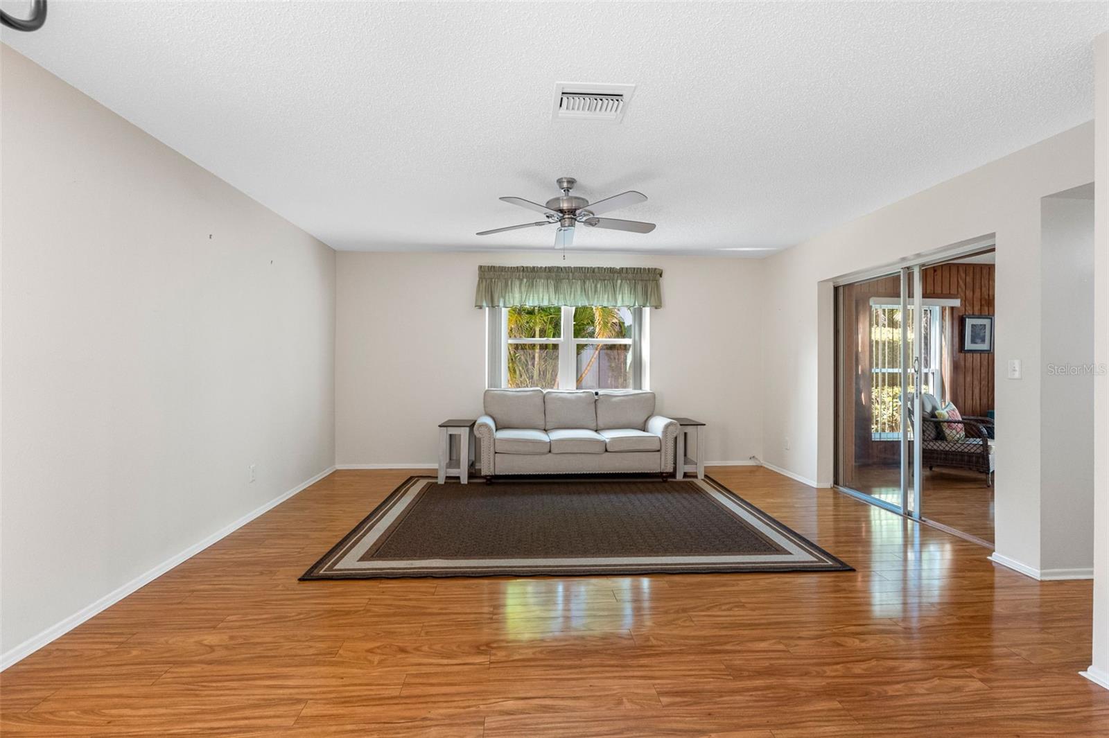 Living area (unstaged)