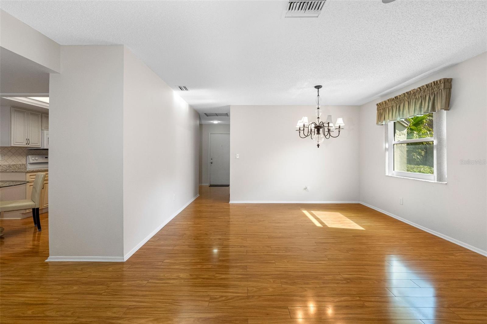 Dining Area (unstaged)