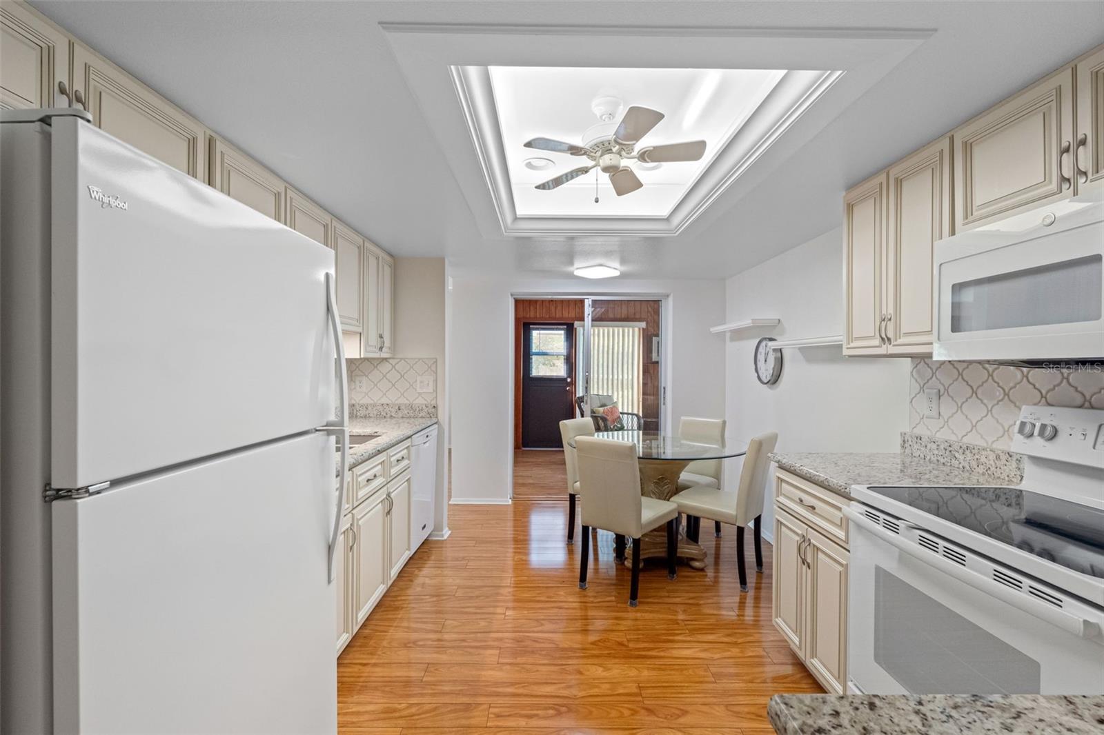 Large Kitchen with Breakfast nook