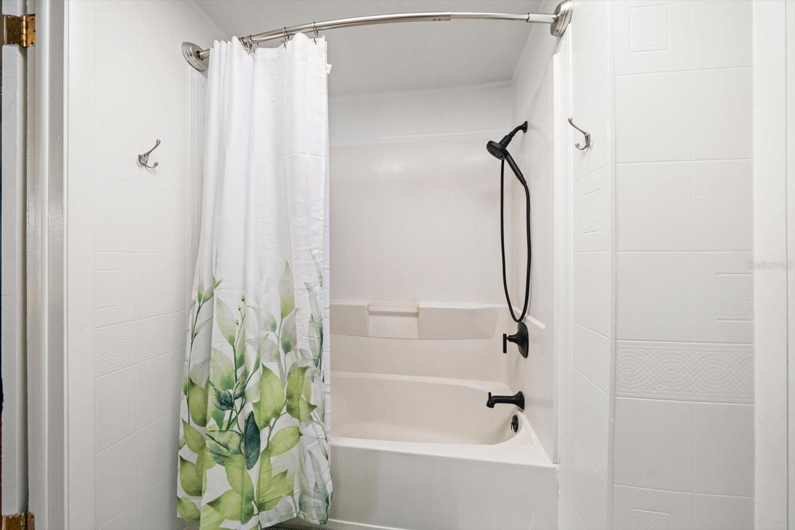 Primary en suite bath