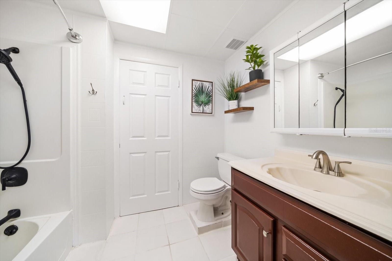 Primary en suite bathroom