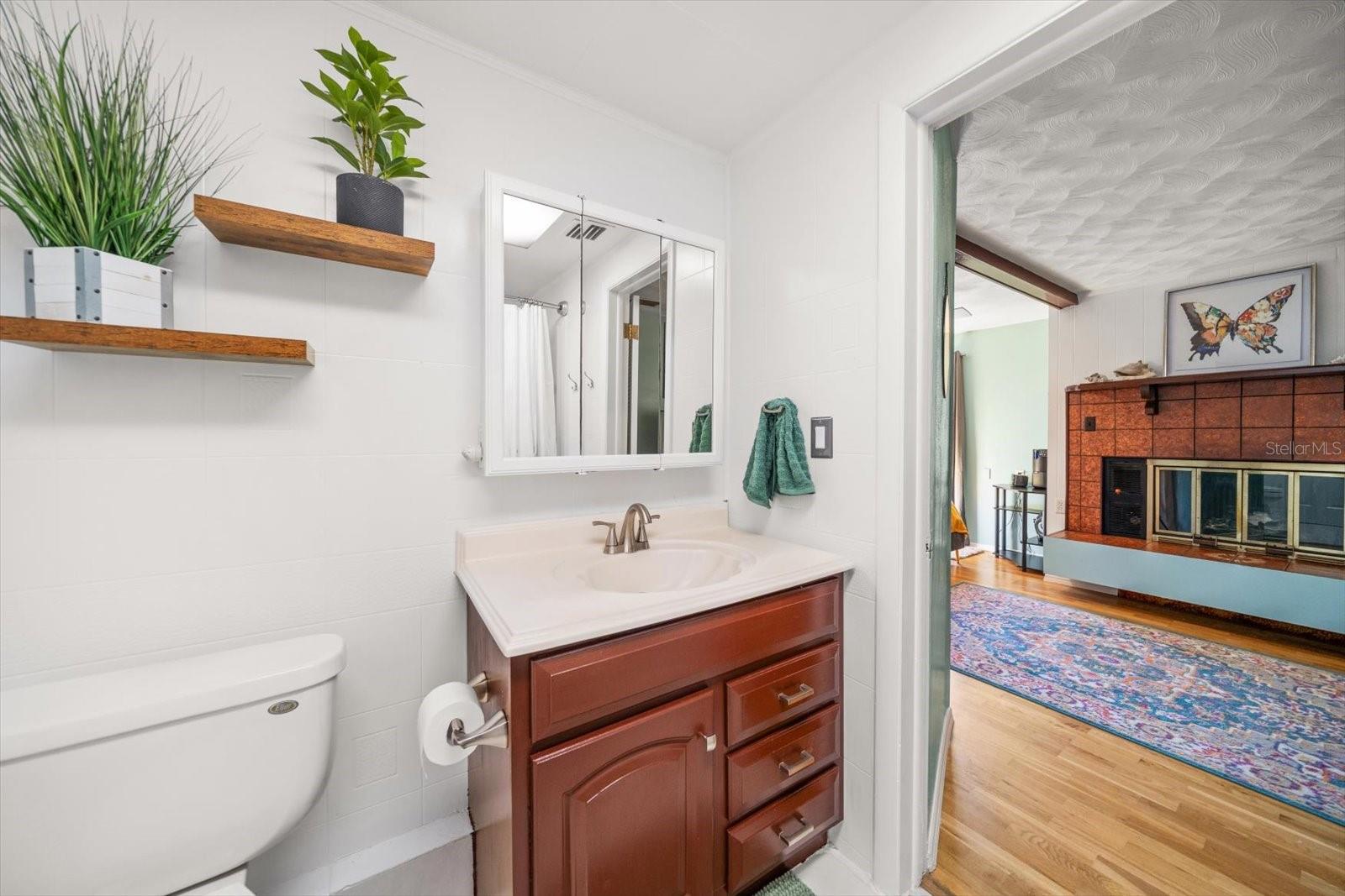 Primary en suite bathroom