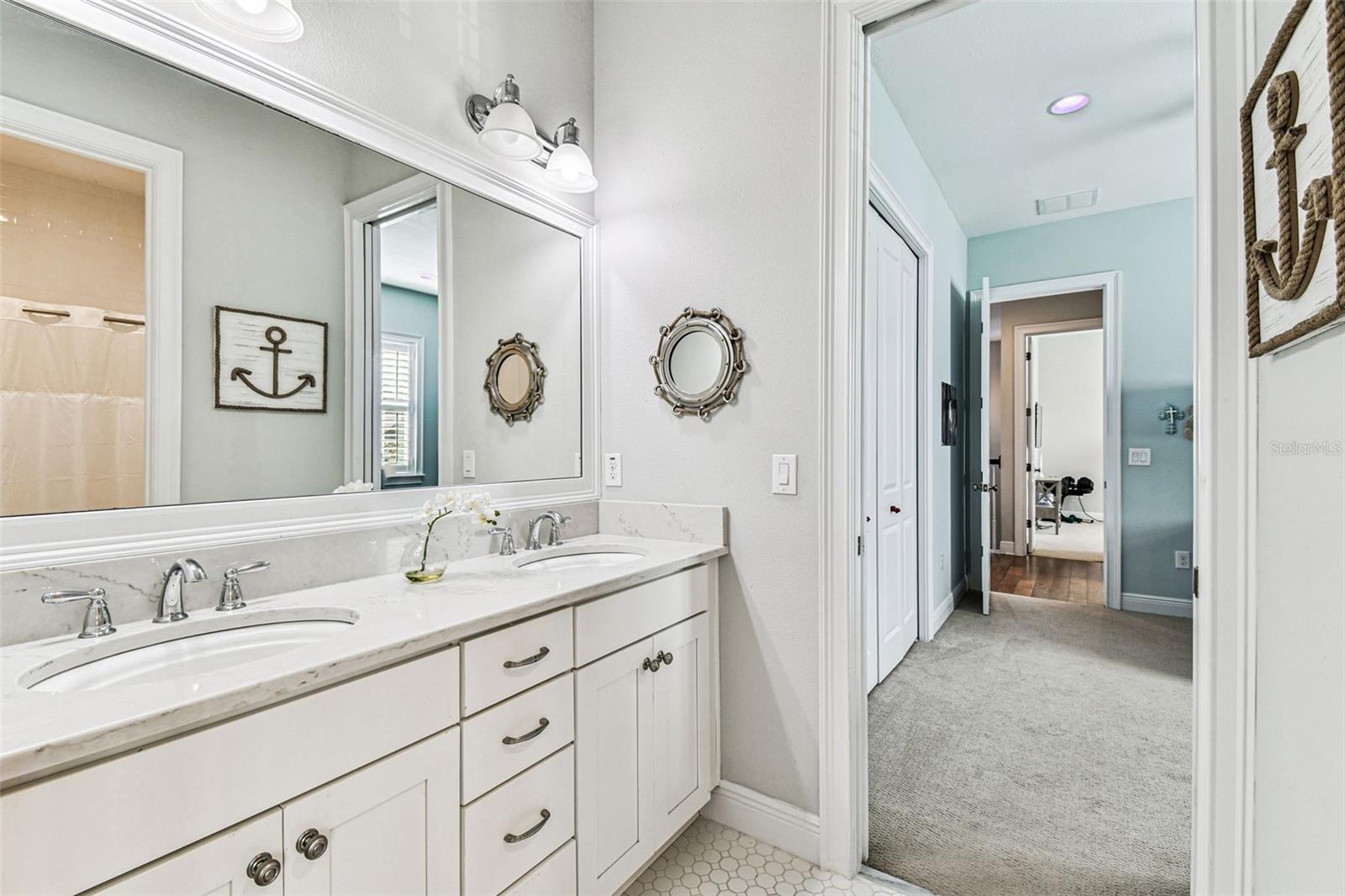 JACK N JILL BATHROOM TO BEDROOM 3 & 4