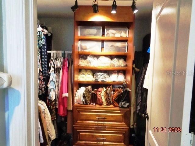 MASTER WALK-IN CLOSET