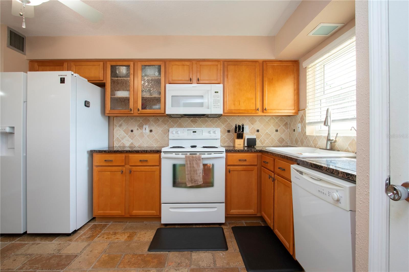 Kitchen w/newer appliances