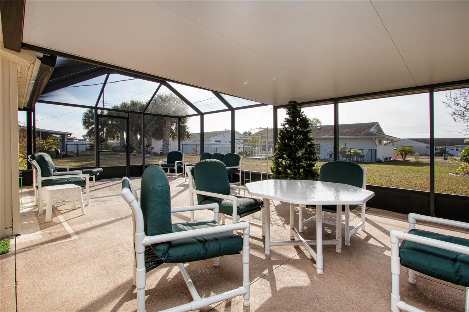 Large, Spacious screen enclosed Lanai