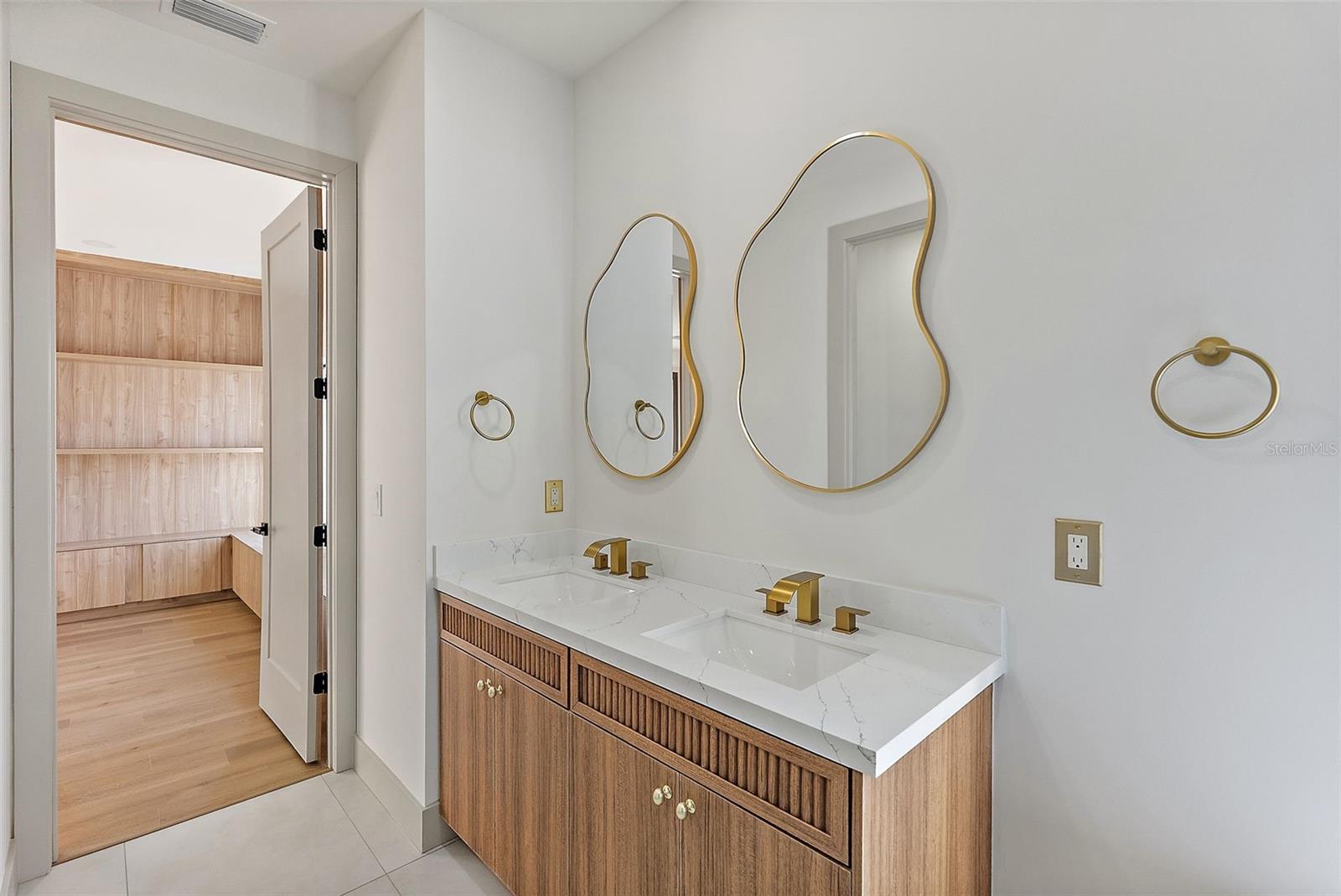 Primary en-suite bath