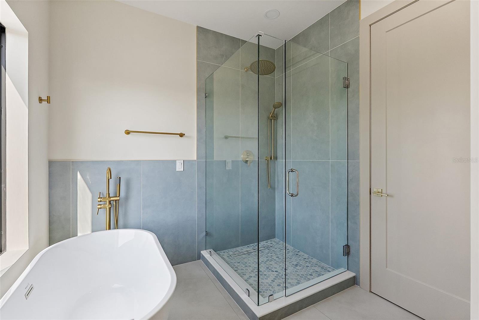 Primary en-suite bath