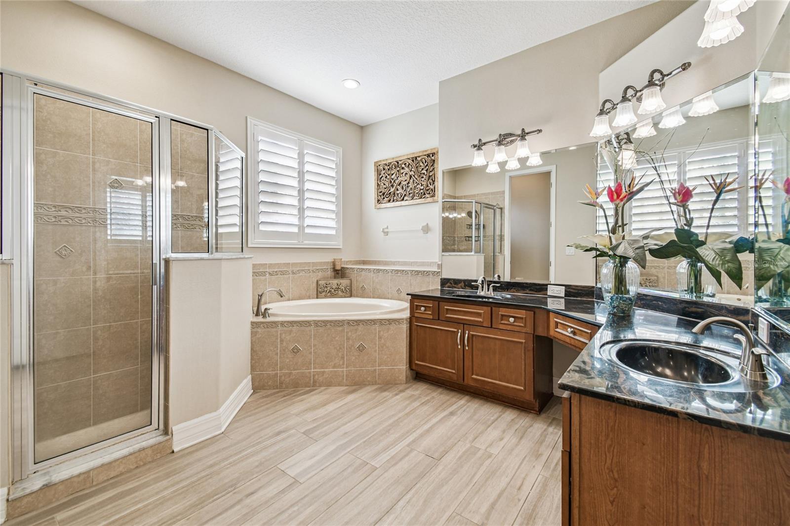 Primary en suite bathroom