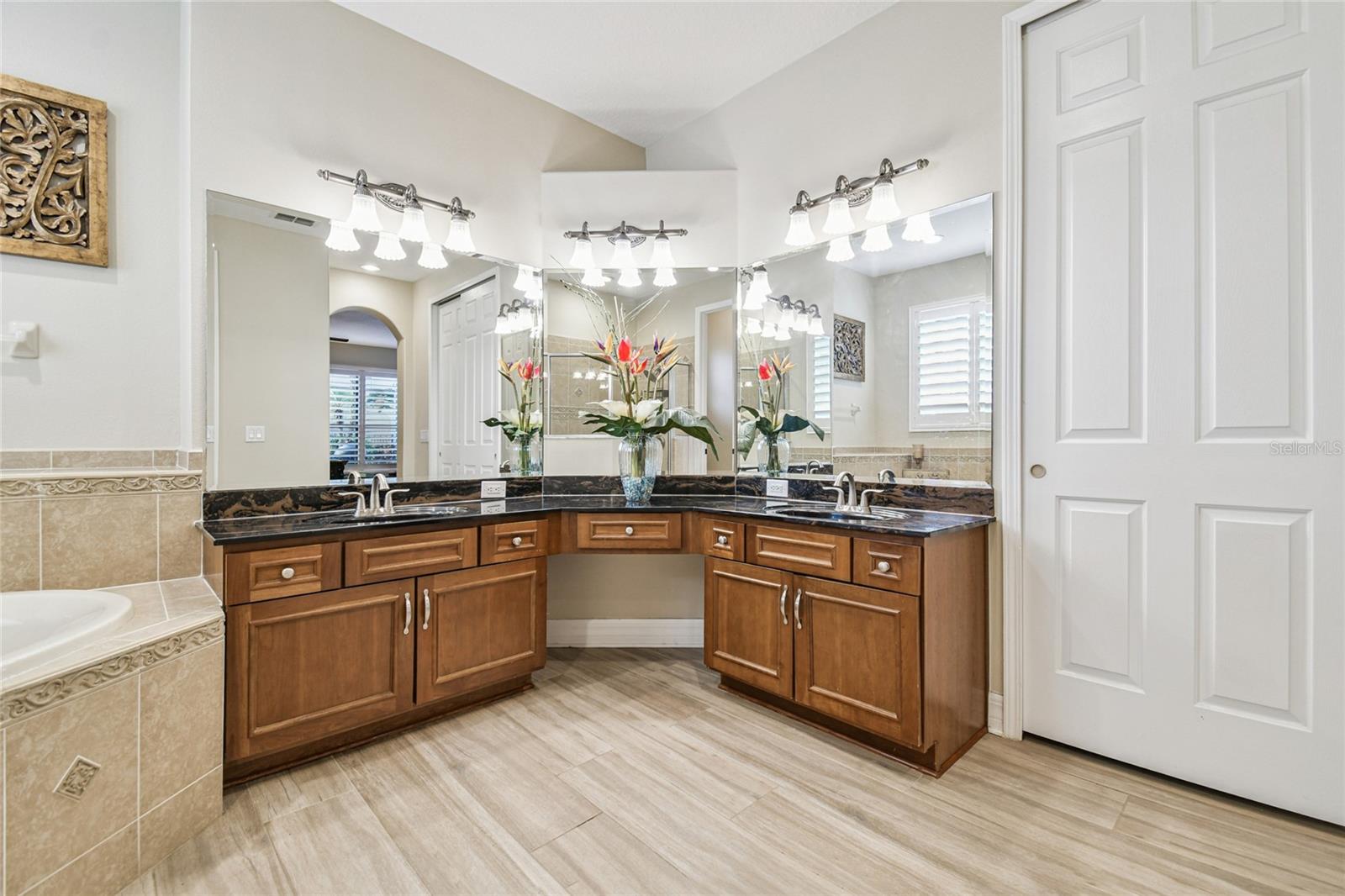 Primary en suite bathroom