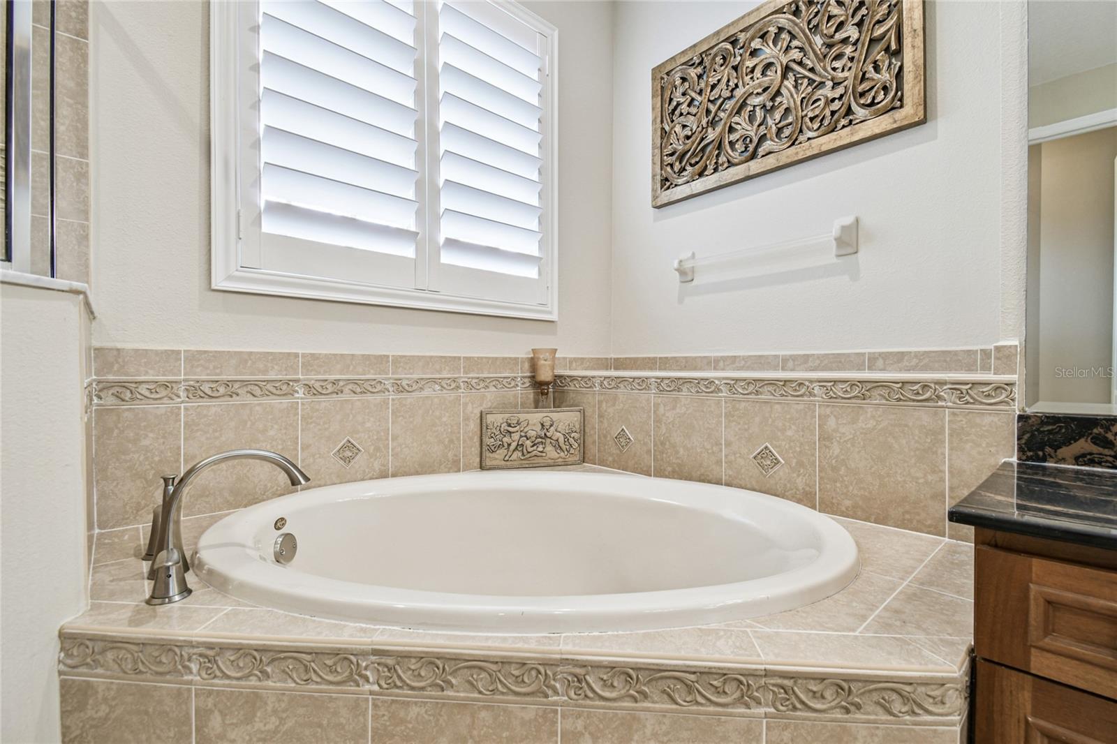 Primary en suite bathroom tub