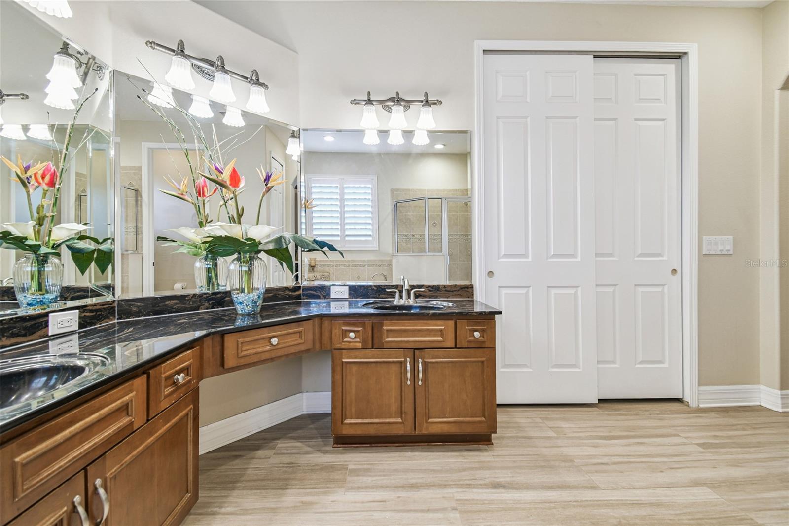 Primary en suite bathroom