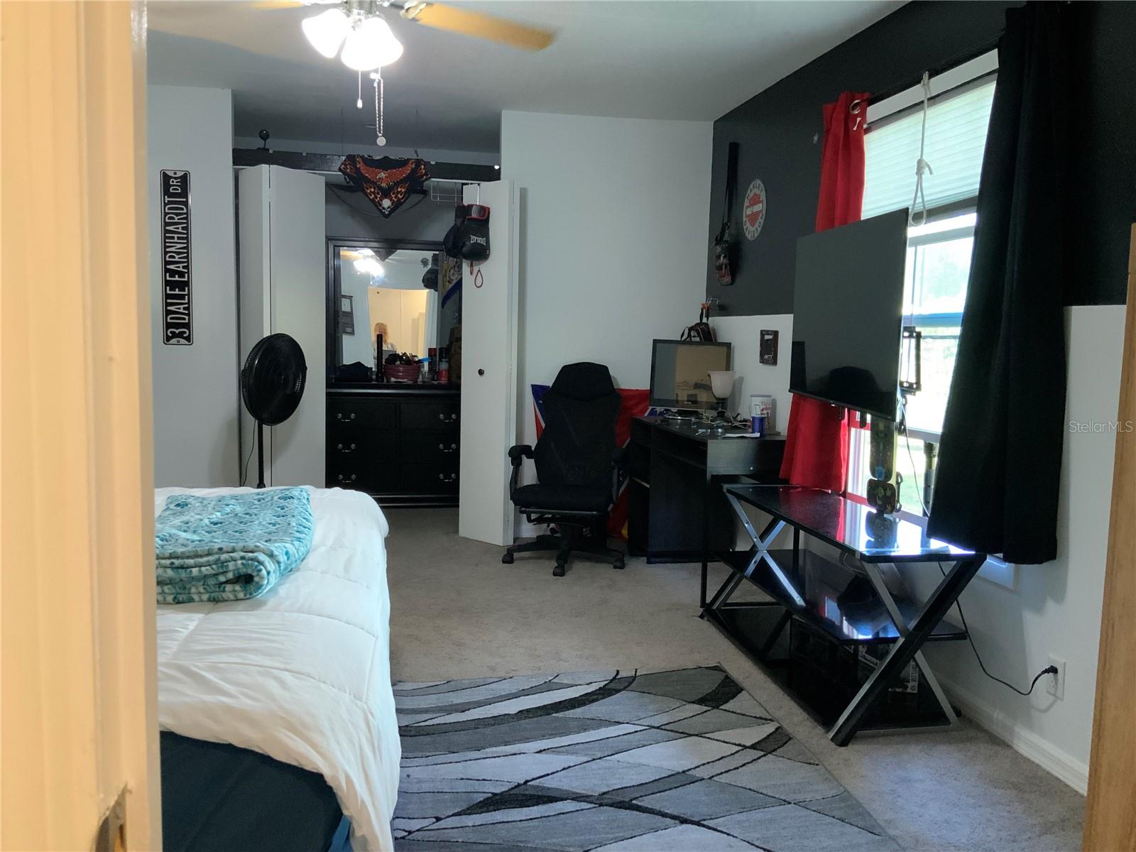 master w/walk in closet