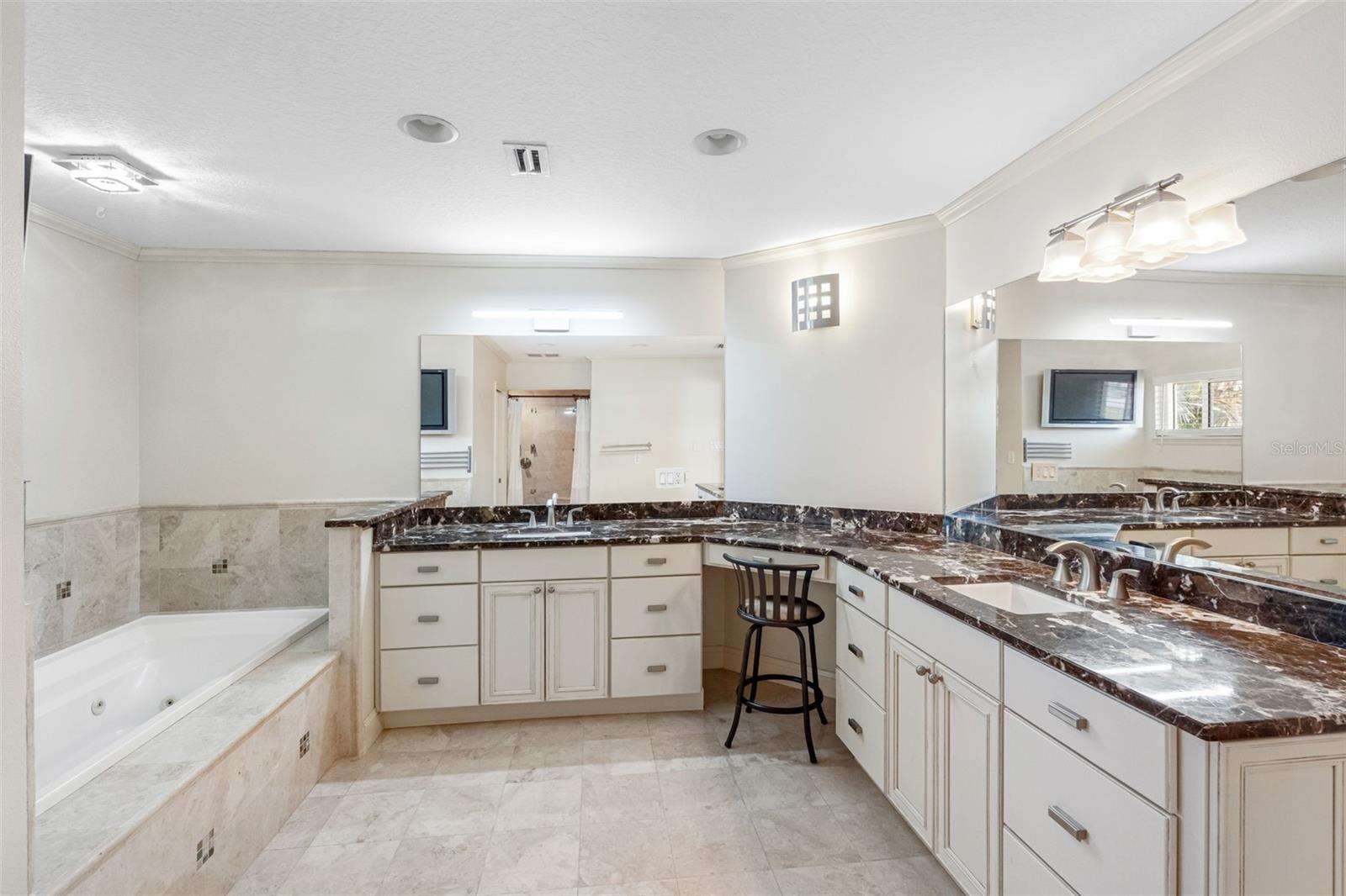 Primary en-suite bathroom