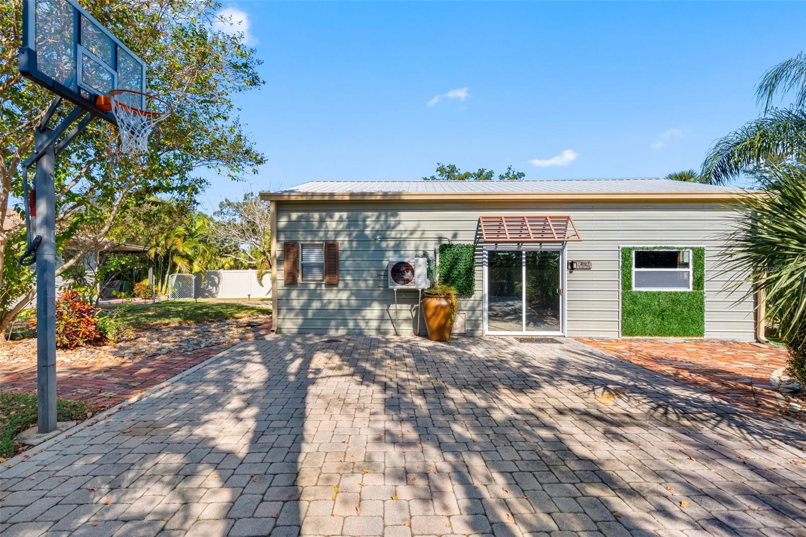 Detached garage/workshopgame room/workout area