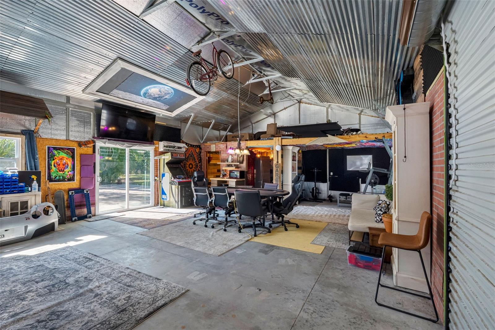 Detached garage/workshopgame room/workout area