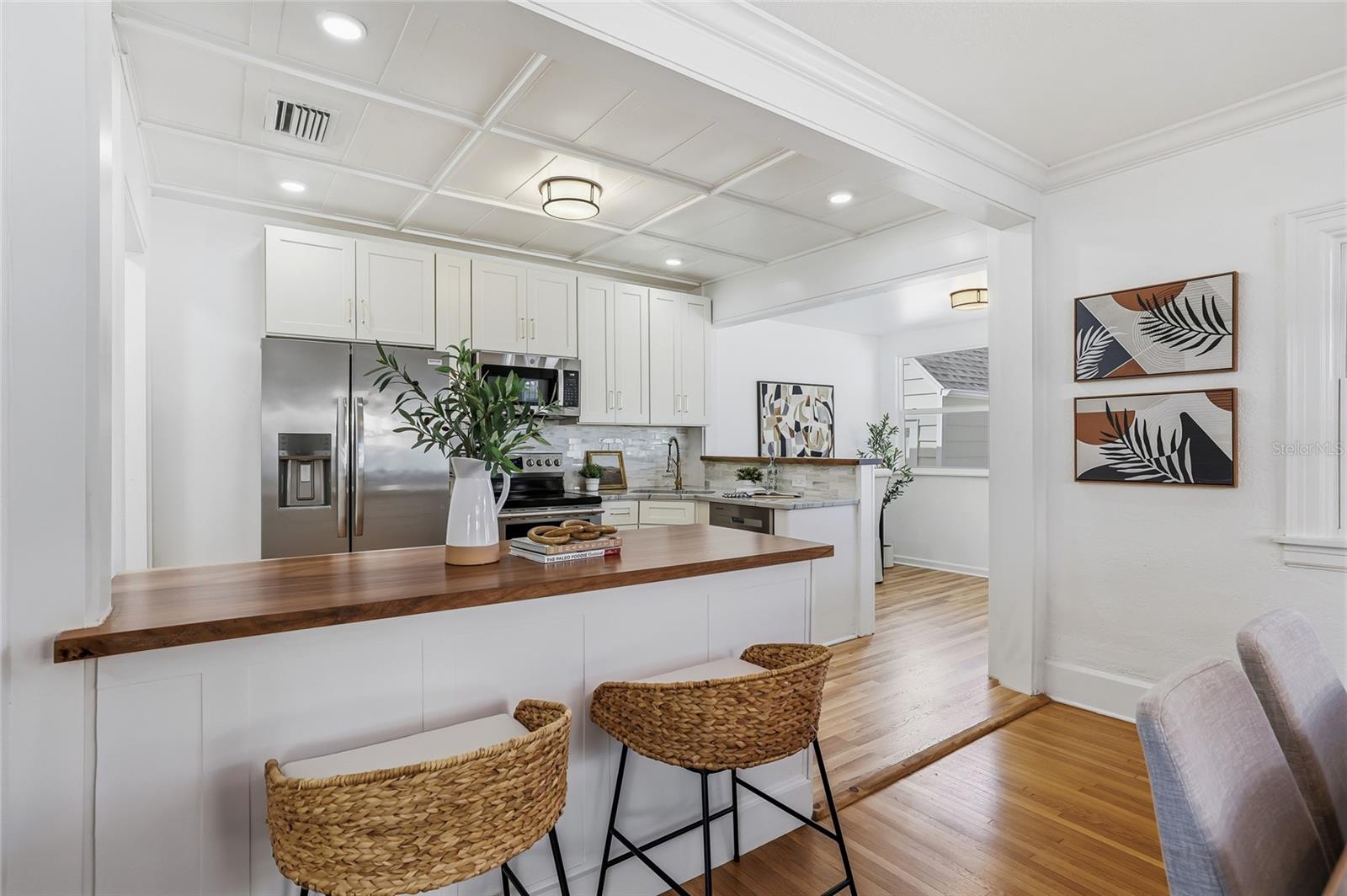 Bar Top Counter and Entertaining Kitchen
