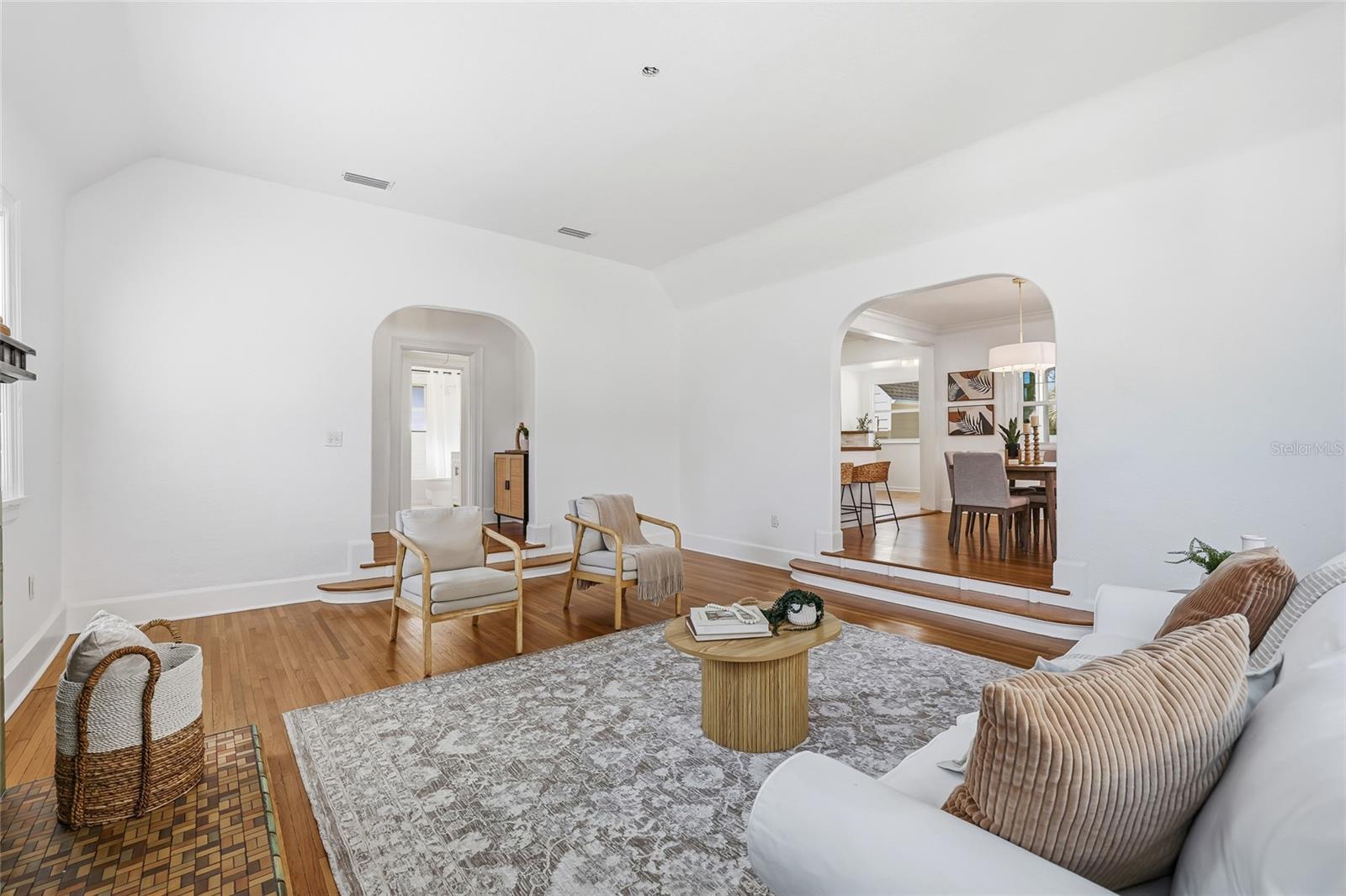 1920's Stunning Style meets Modern Expectations