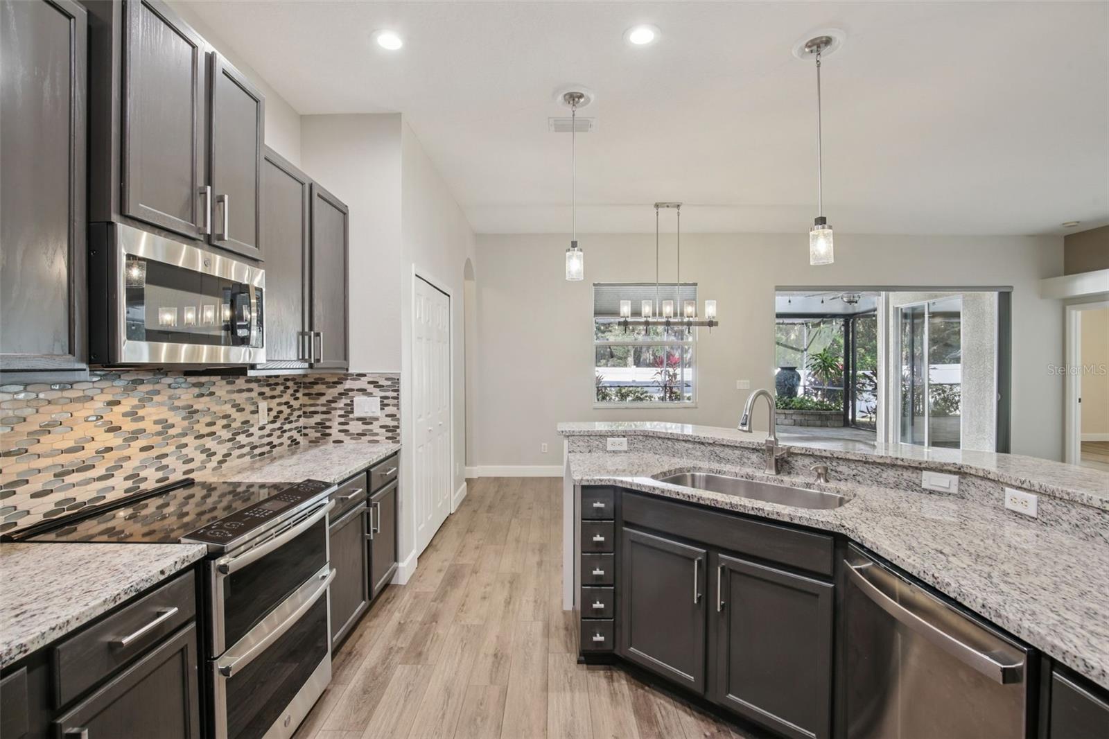 KITCHEN HAS BEAUTIFUL GRANITE COUNTERS AND BACKSPLASH THROUGH OUT