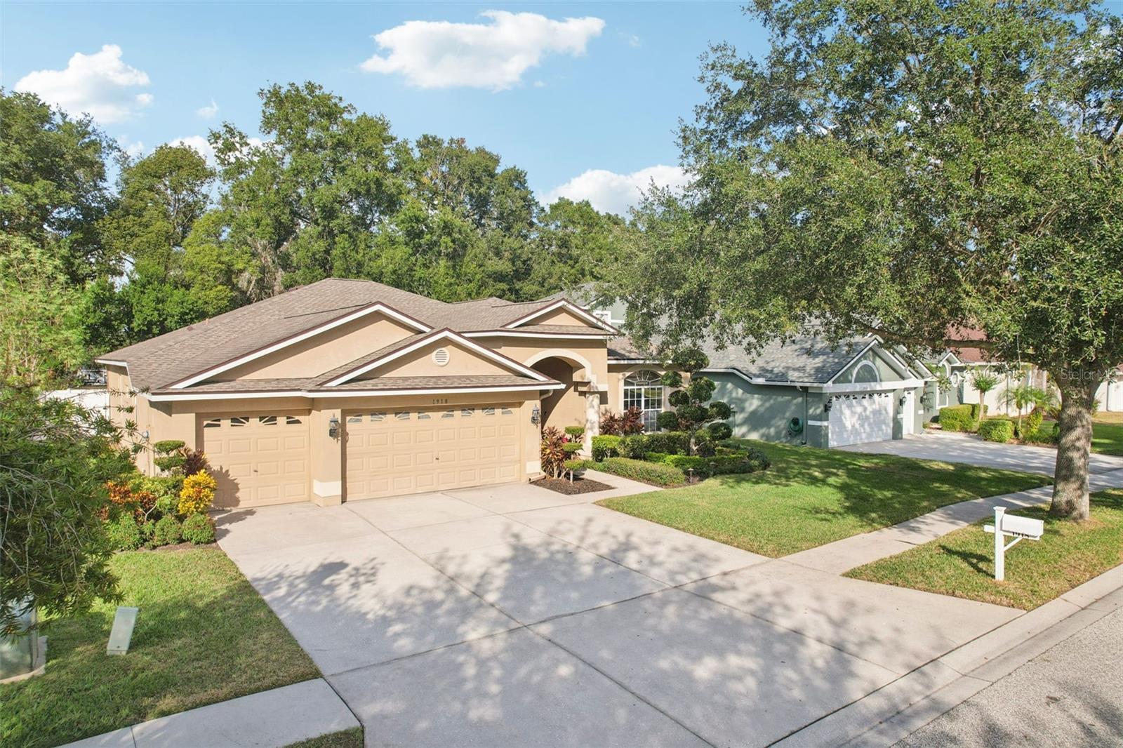 LARGE DRIVEWAY FOR PARKING