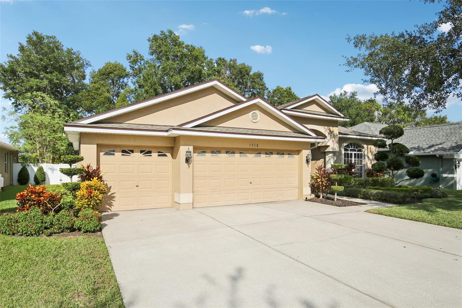 LARGE DRIVEWAY FOR PARKING