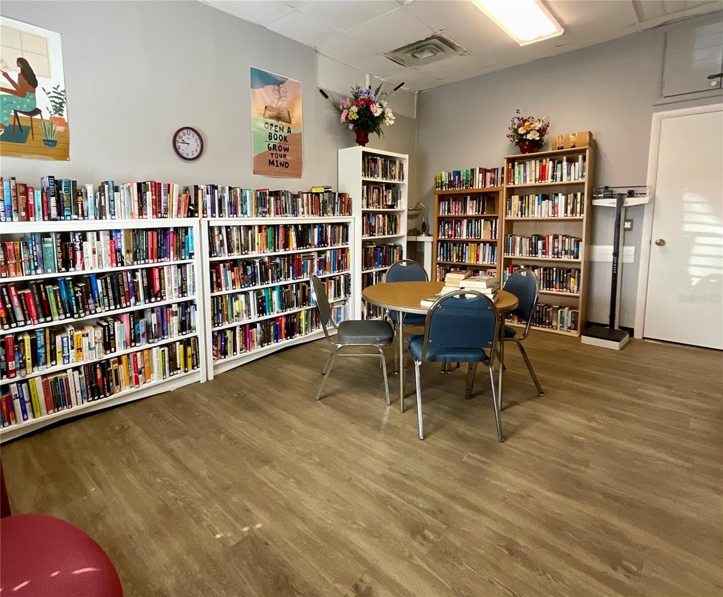 27-Clubhouse library