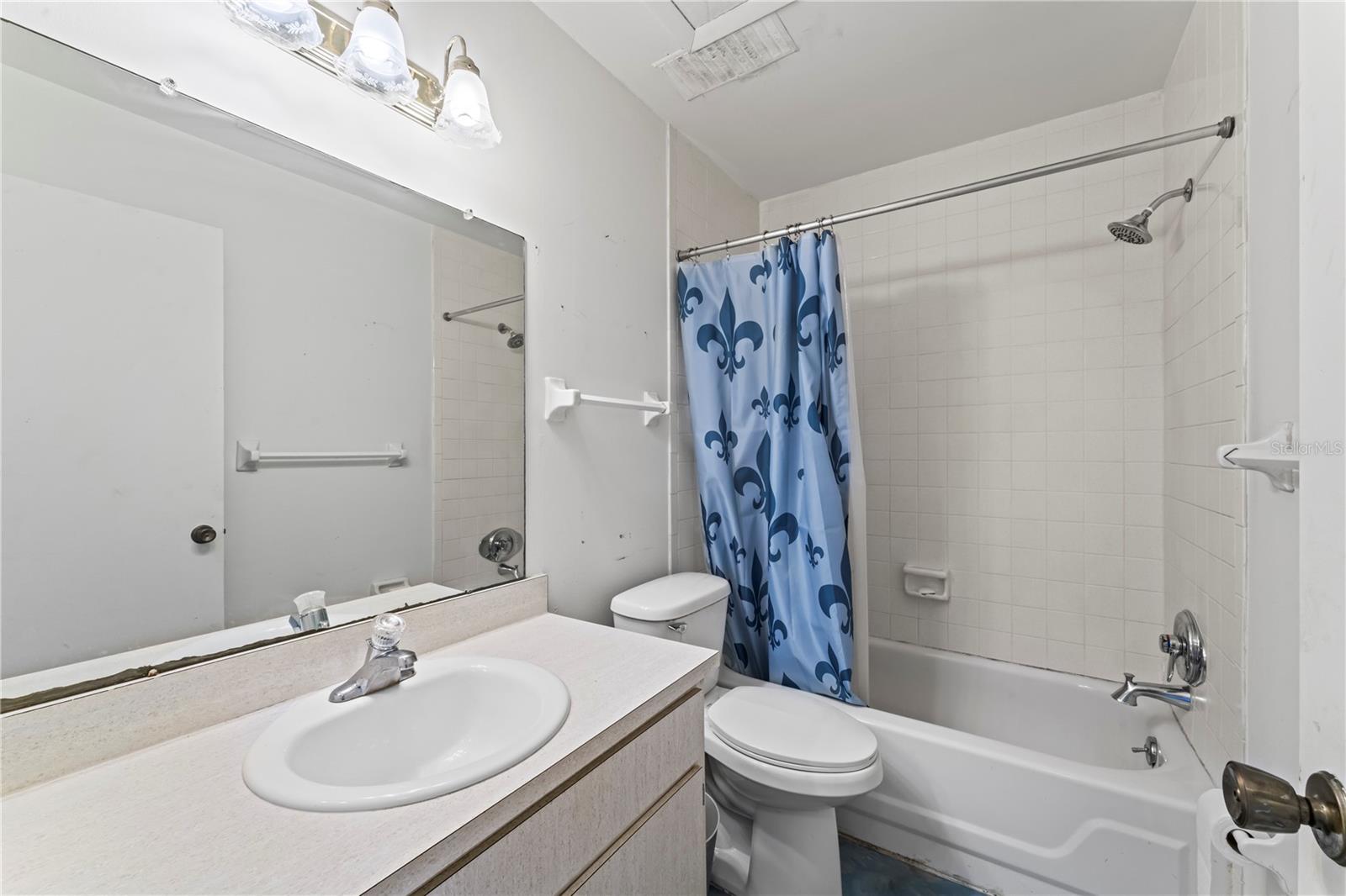 2nd bedroom shower/tub