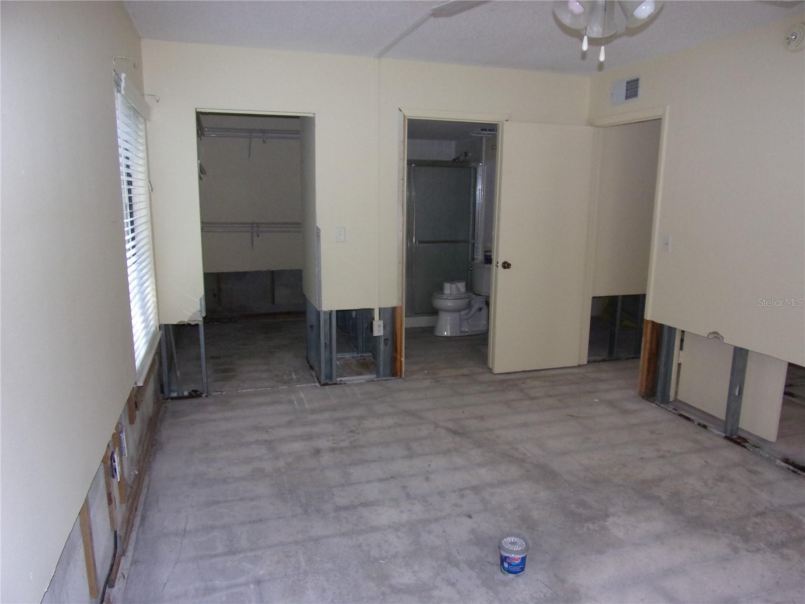 Primary Bedroom 12x14walkin closet