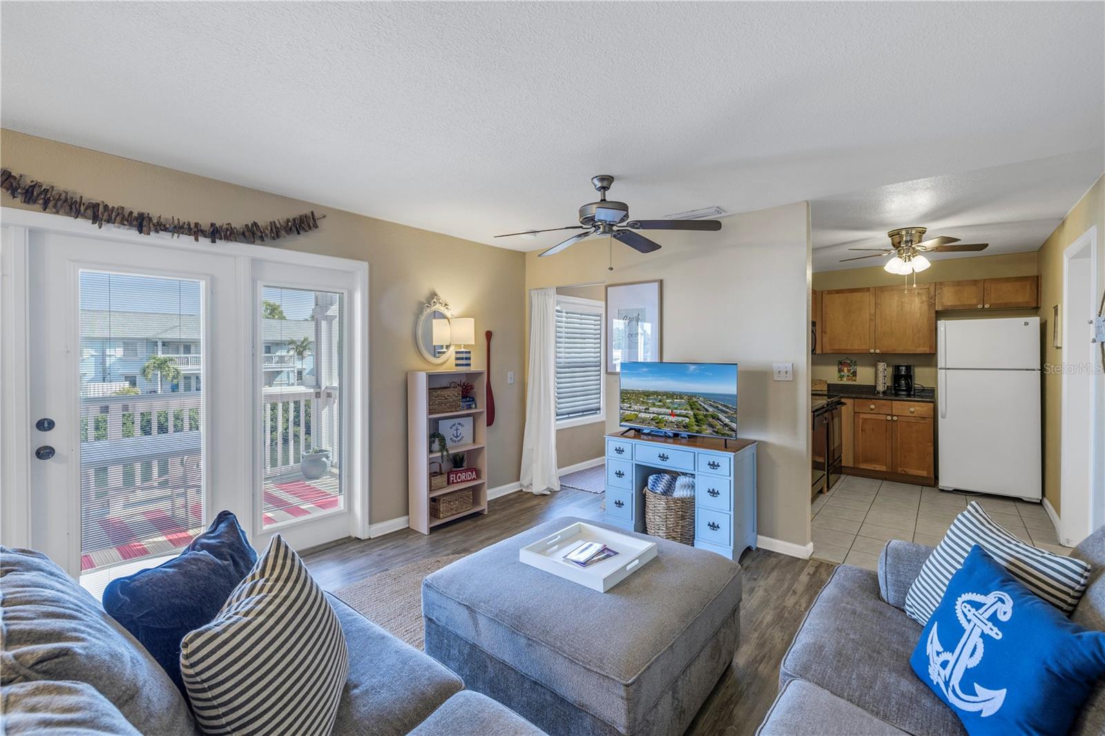OPEN SPACIOUS LIVING ROOM DINING ROOM