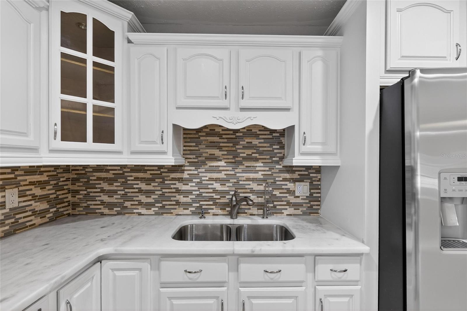 Kitchen w/Decorative Backsplash
