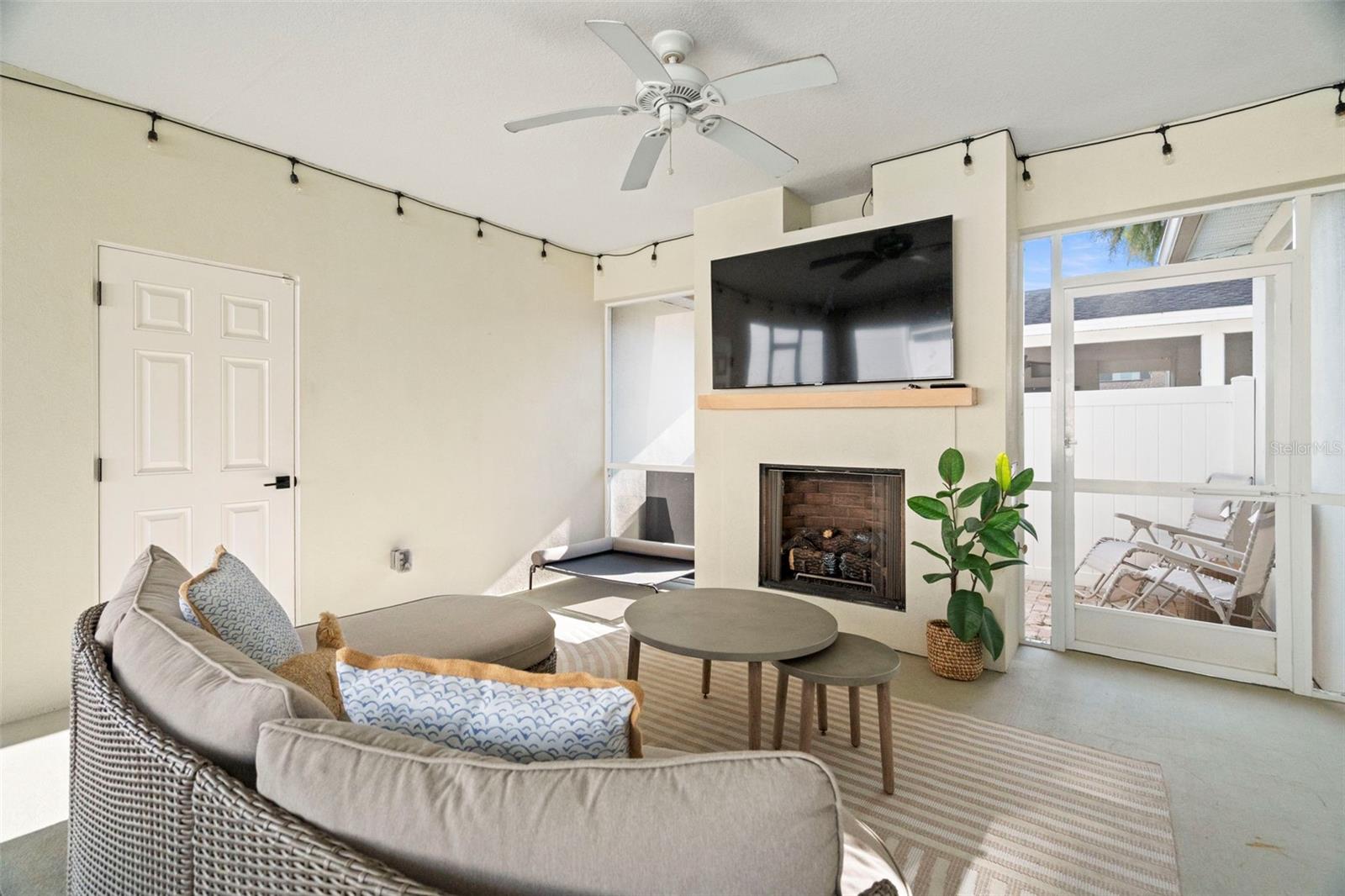 enclosed patio between house and garage