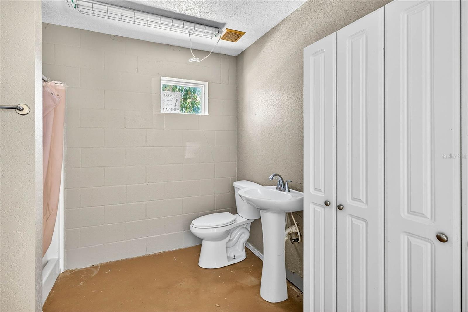 Kennel/HobbyBarn Full Bath with Shower