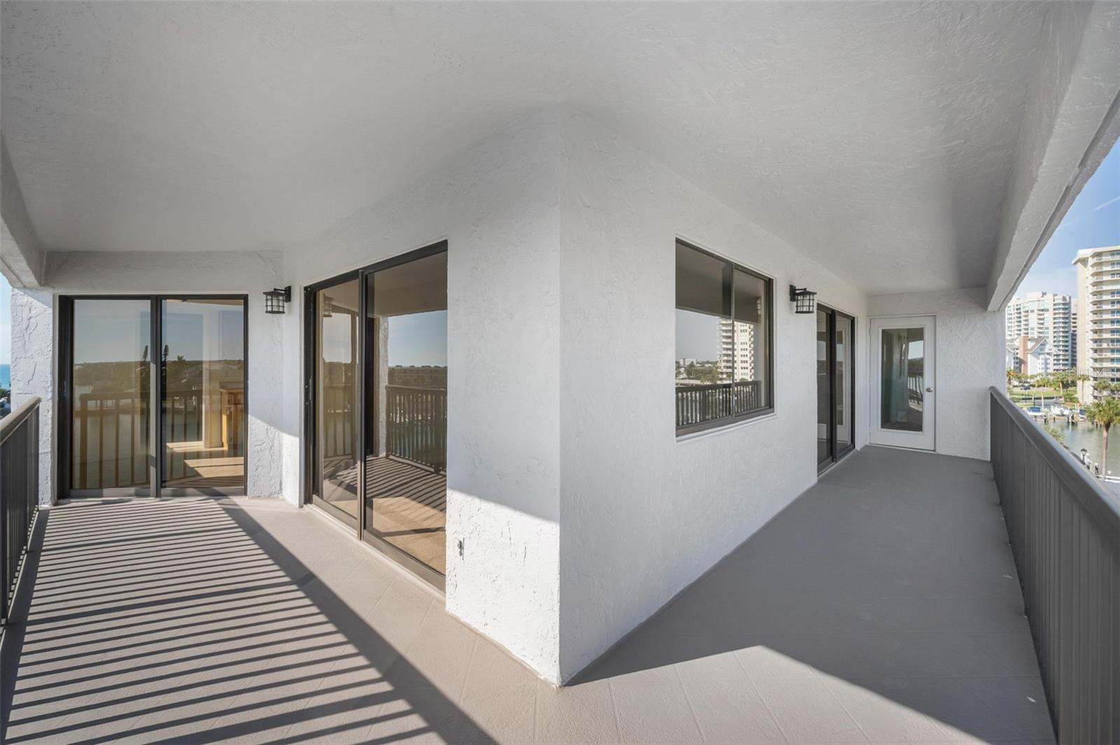 Huge 47 foot wraparound balcony!