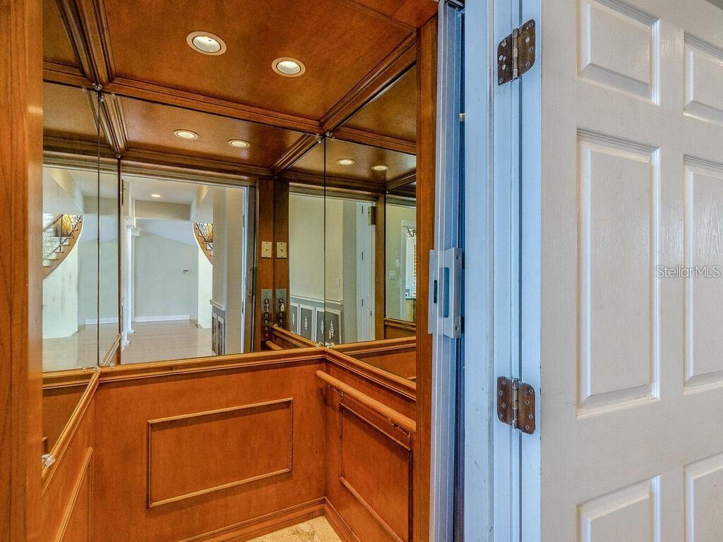 SPACIOUS ELEVATOR TO ACCESS ALL FLOORS