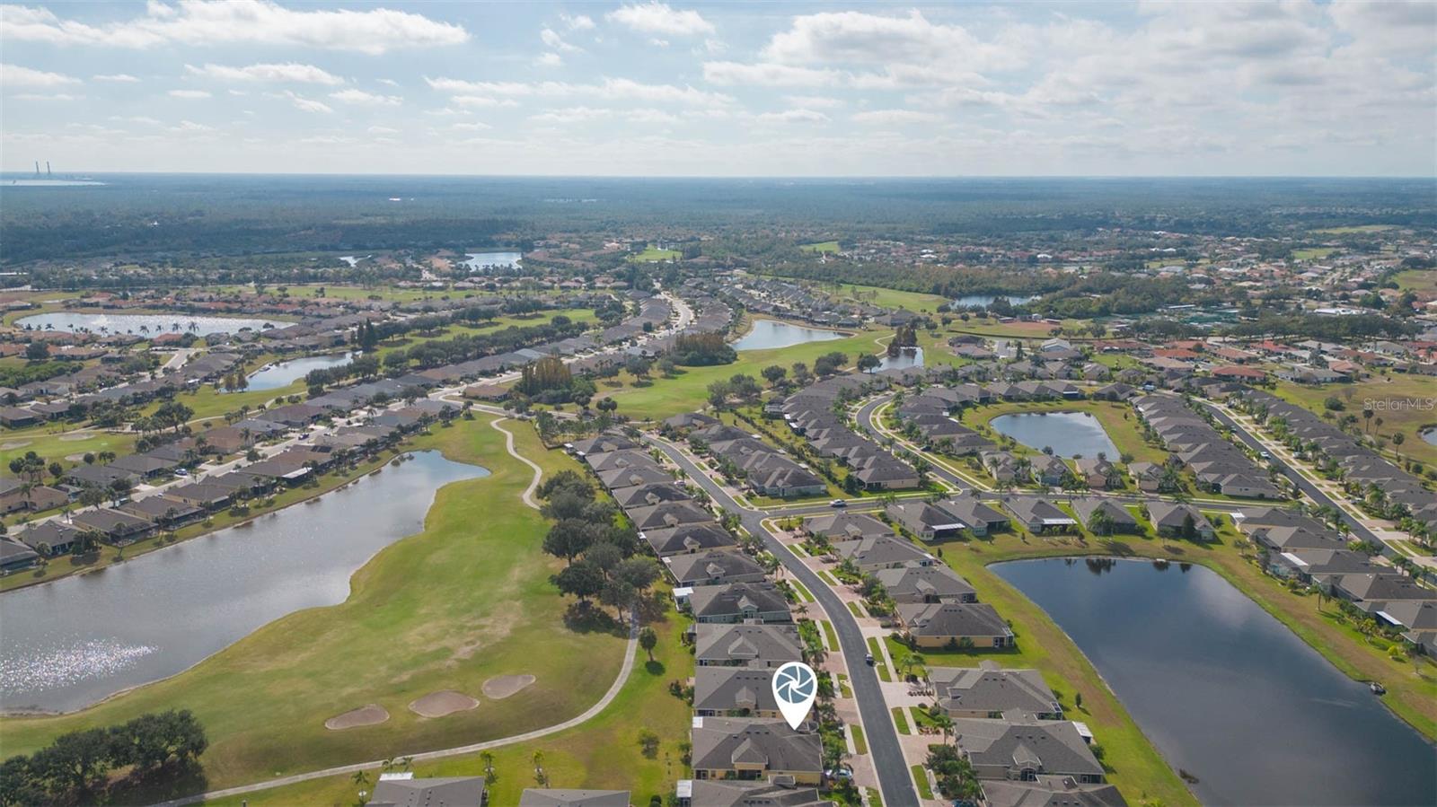 Renaissance neighborhood with lots of ponds