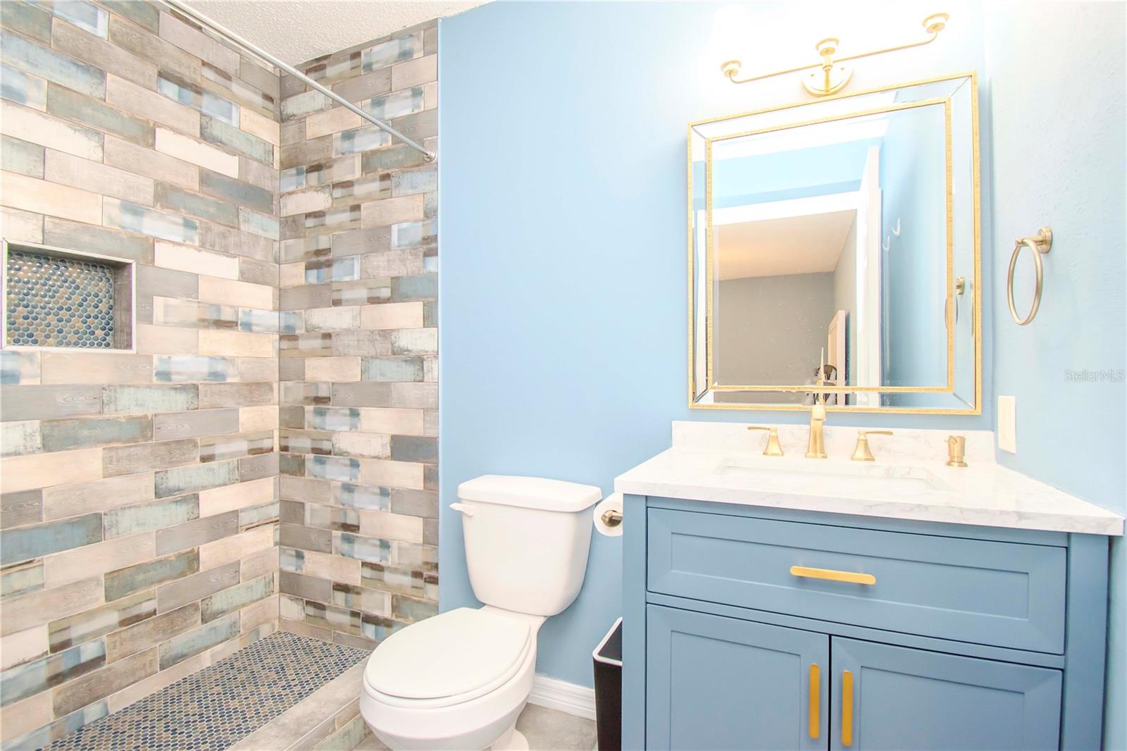 Master Bathroom w/ Walk-In Shower