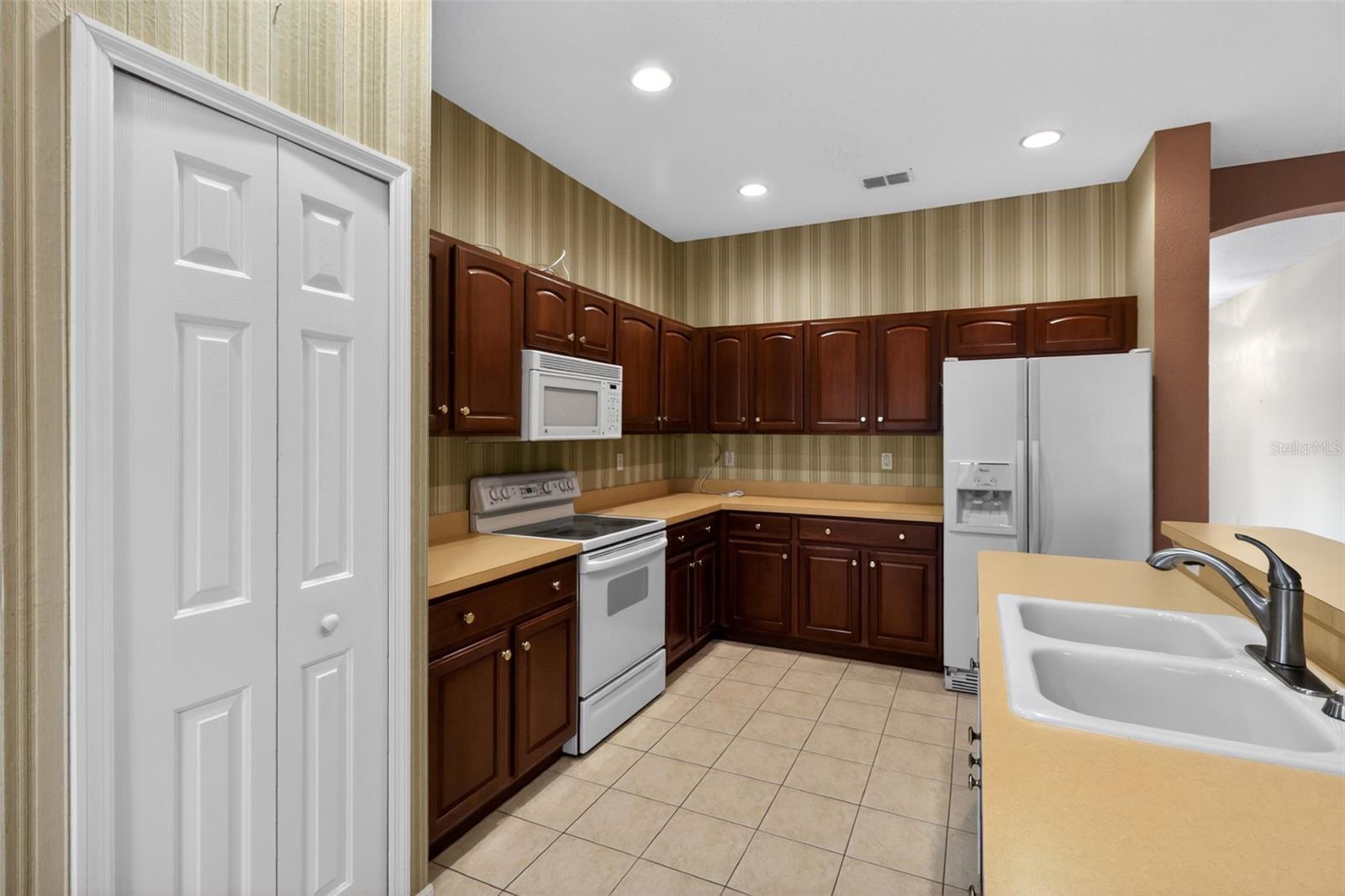 Large island with ample cabinet space and pantry