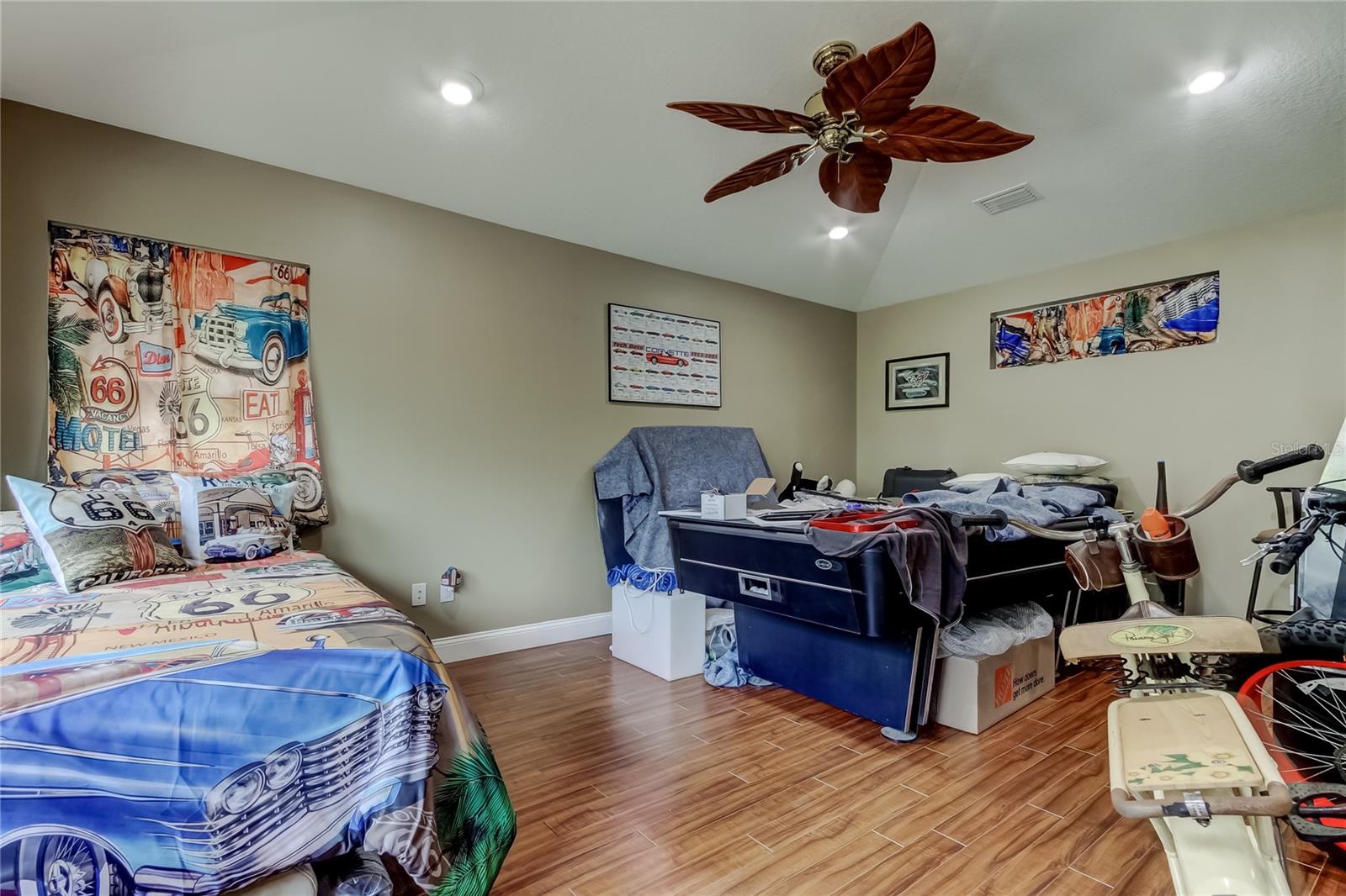 This room has many options, it used to be used as an Office but has so many different possibilities.