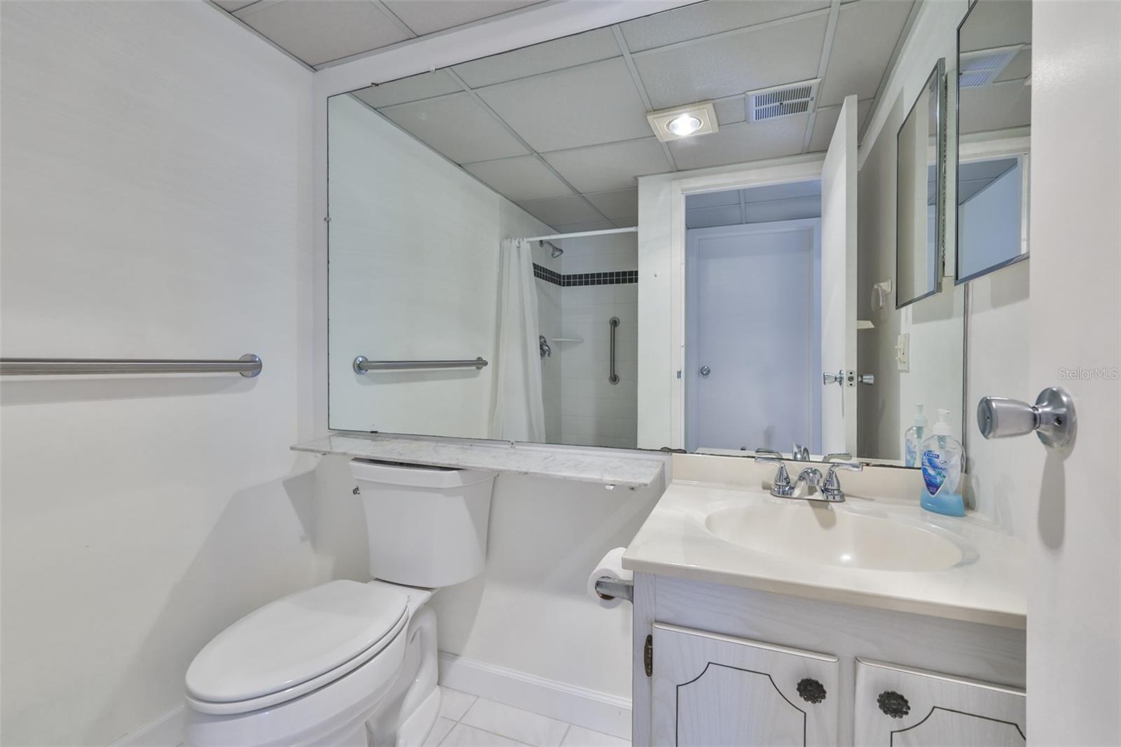 Primary bath, stall shower