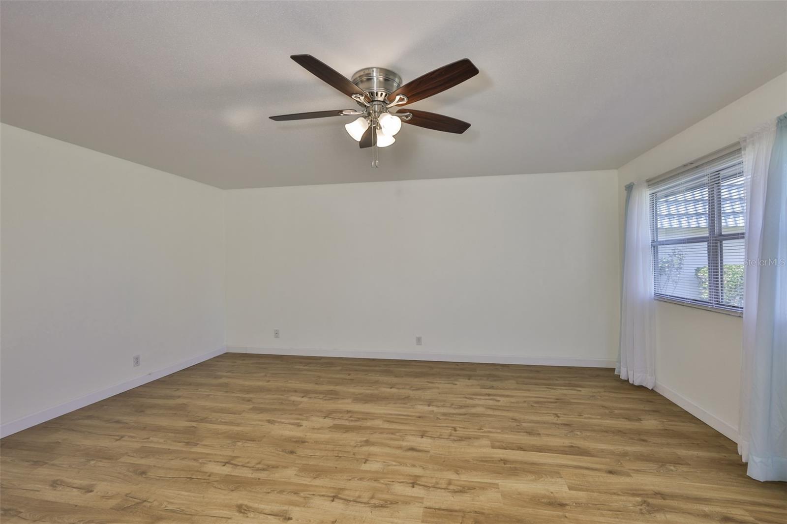 Large living room, great laminate floors