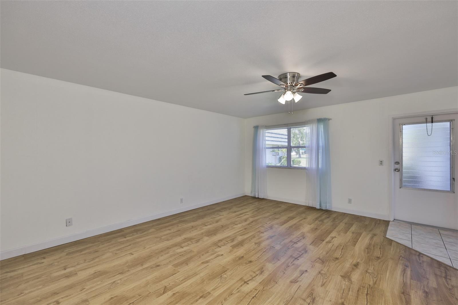 Large living room, great laminate floors